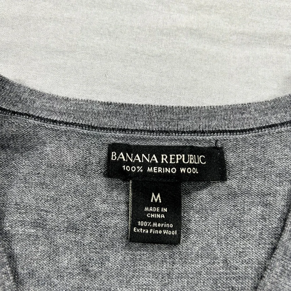 Banana Republic Sweater Mens‎ Medium Gray V-Neck Merino Wool Lightweight Casual